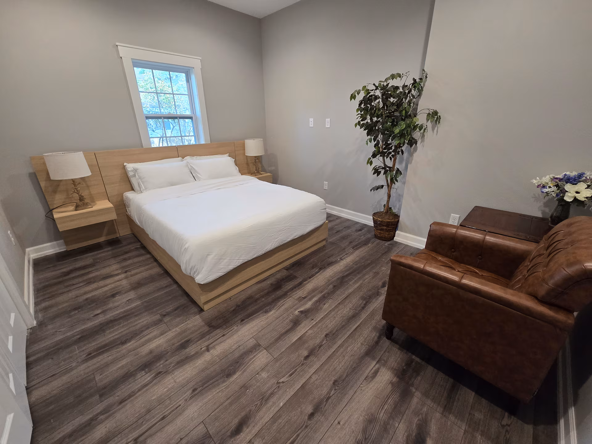 Bedroom 3 with queen bed