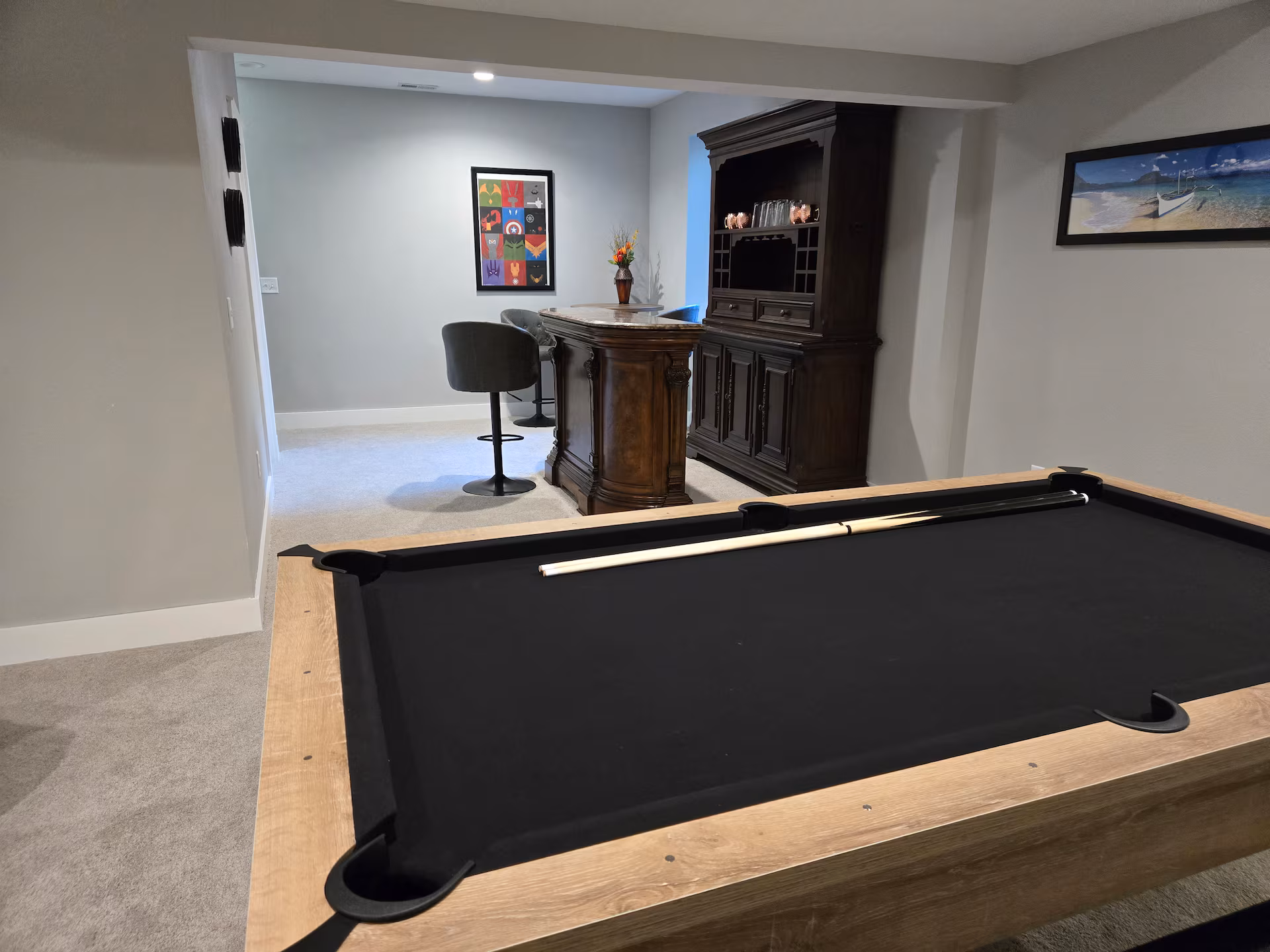 Entertainment room with seating